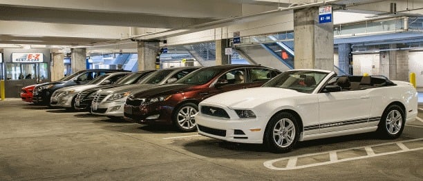 Carros no estacionamento em Orlando