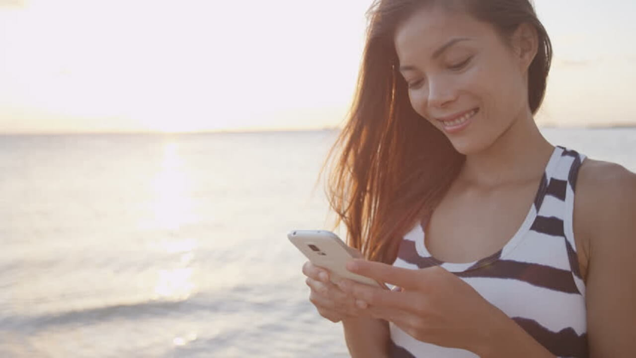 Mulher usando o celular em Miami