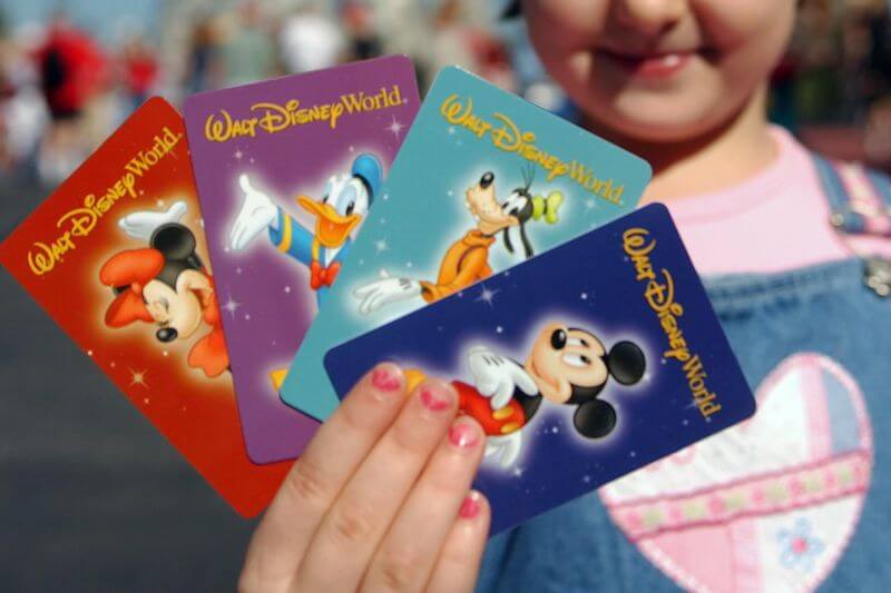 Criança com ingressos da Disney Orlando