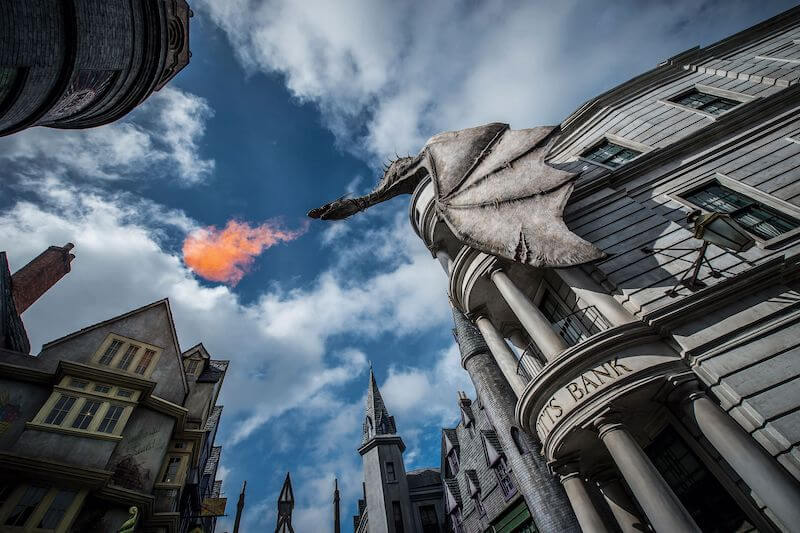 Dragão no banco Gringotts no parque Universal Studios em Orlando