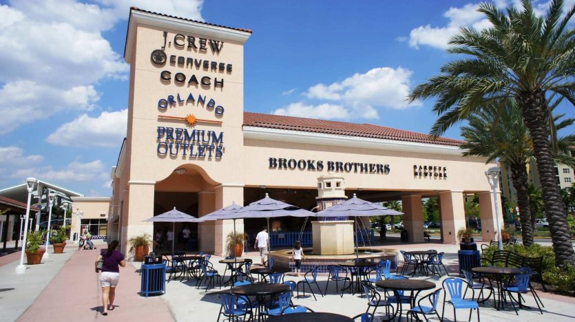 Praça de alimentação do Premium Outlets Vineland em Orlando