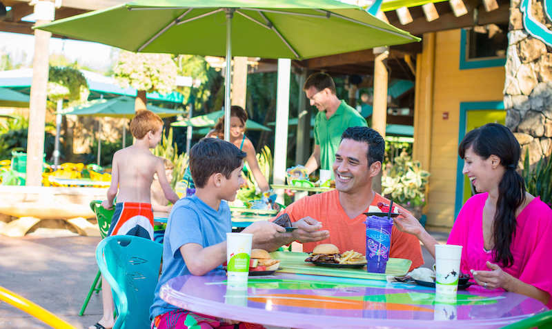 Refeição em família no parque Aquatica em Orlando