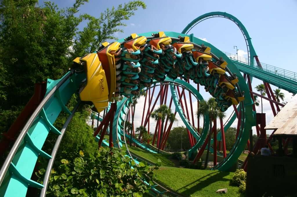 Montanha-russa no parque Busch Gardens em Tampa