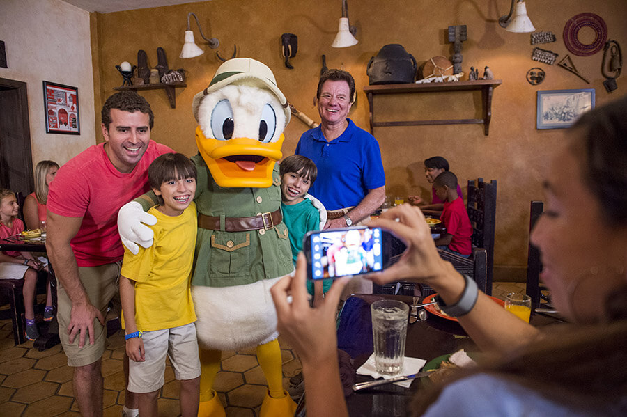 Foto com personagem no restaurante Tusker House da Disney Orlando