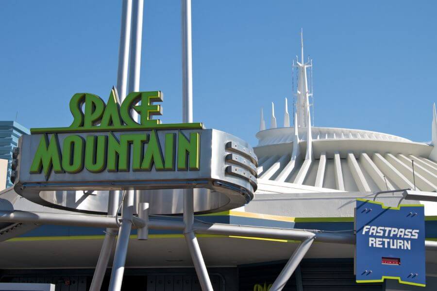 Montanha-russa Space Mountain no parque Magic Kingdom da Disney Orlando