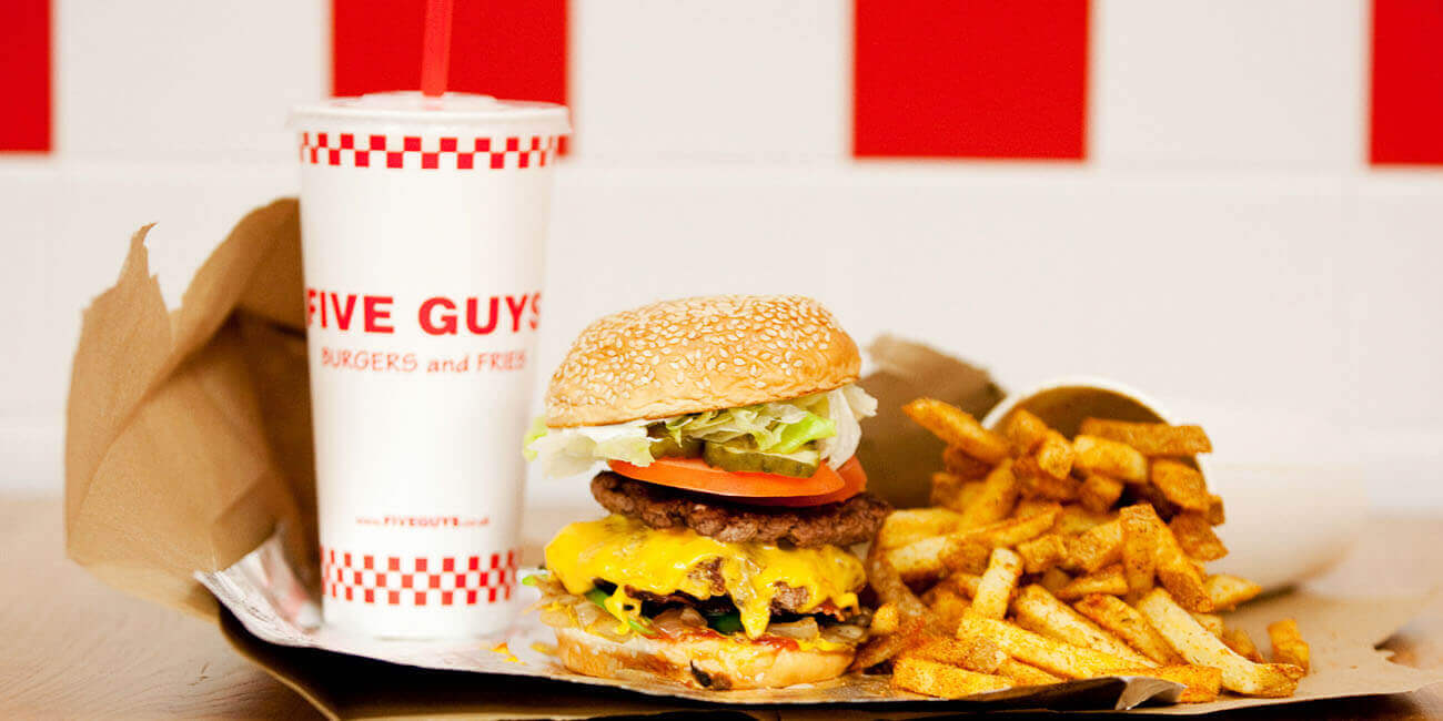 Comida da lanchonete Five Guys em Orlando