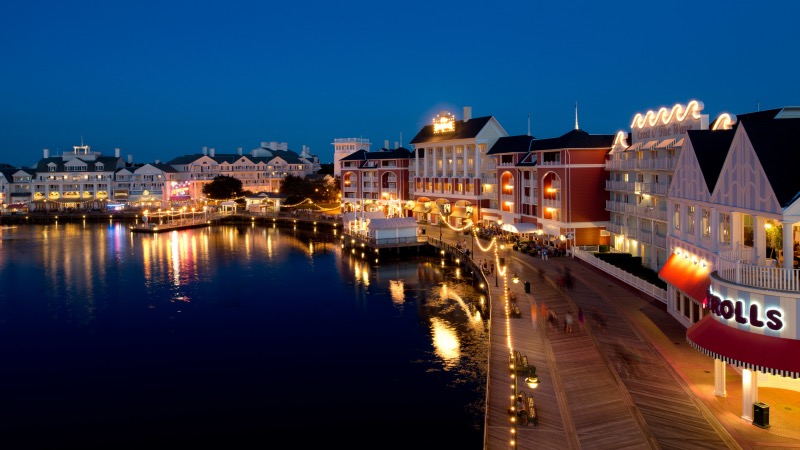 Vista do Disney's BoardWalk à noite em Orlando