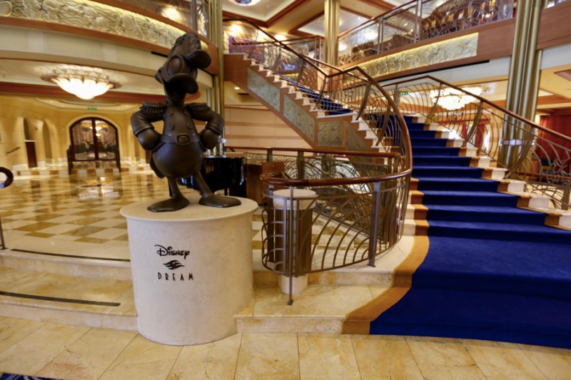 Interior do cruzeiro Disney Dream