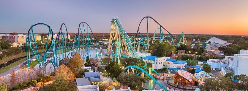 Vista das montanhas-russas Mako e Kraken no SeaWorld em Orlando