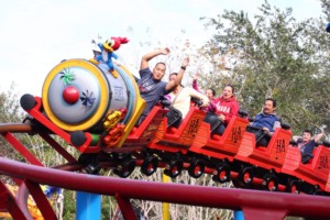 7 brinquedos para crianças em Orlando: Woody Woodpecker's Nuthouse Coaster