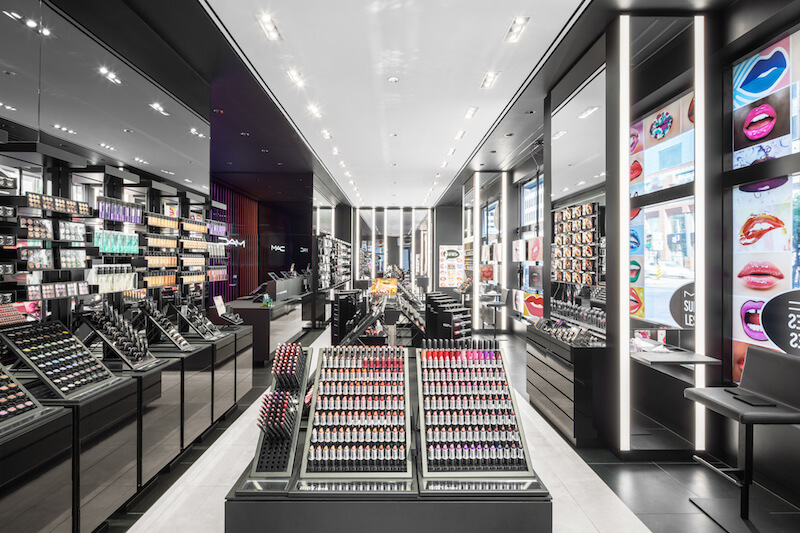 Interior da loja MAC Cosmetics em Orlando