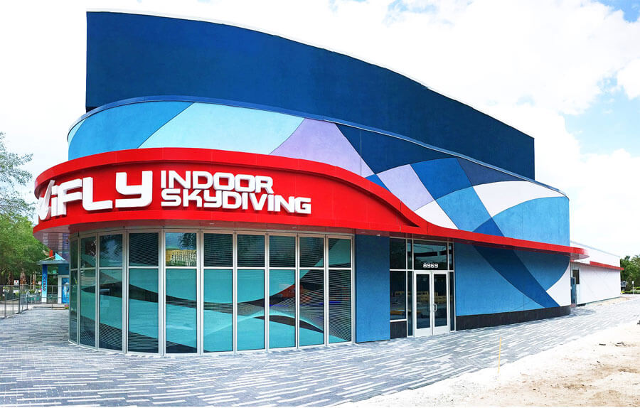 Simulador de salto de paraquedas iFly em Orlando