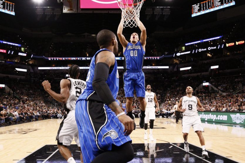 Jogador do Orlando Magic fazendo cesta