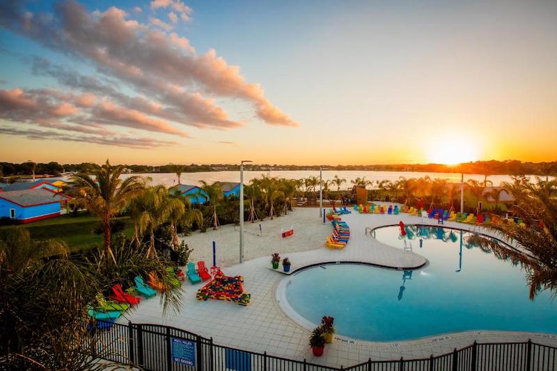 Área da piscina no hotel da Lego em Orlando