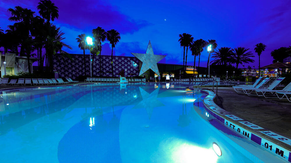 Piscina à noite no hotel Disney All-Star Sports em Orlando