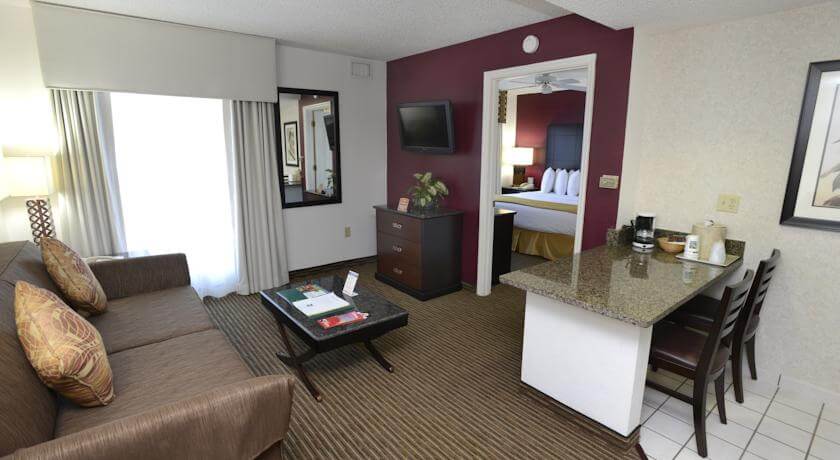 Sala de estar no Quality Suites Orlando Hotel