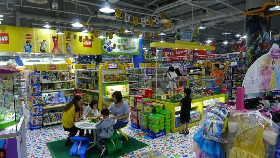 Brinquedos na loja Toys R Us em Orlando