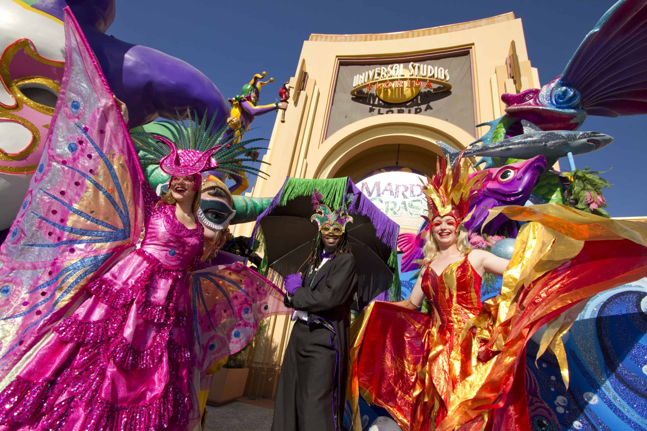 Artistas fantasiados no Mardi Gras no Universal Studios em Orlando