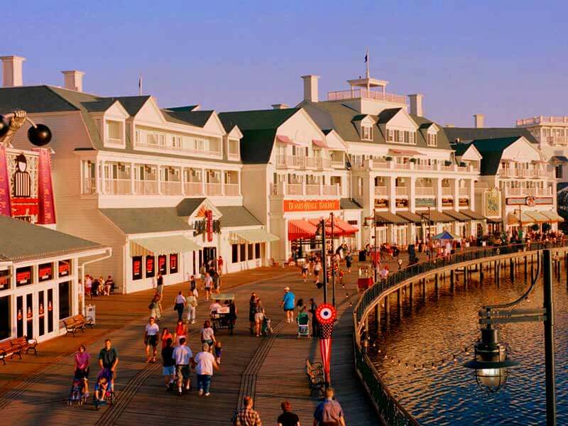 Pessoas no Disney's Boardwalk em Orlando