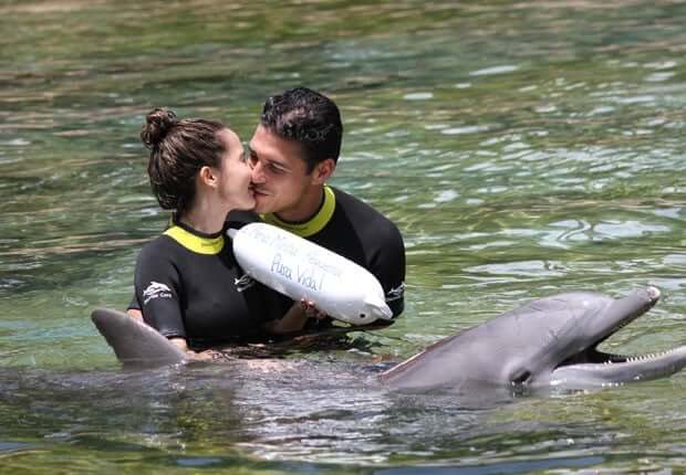 Casal no parque Discovery Cove