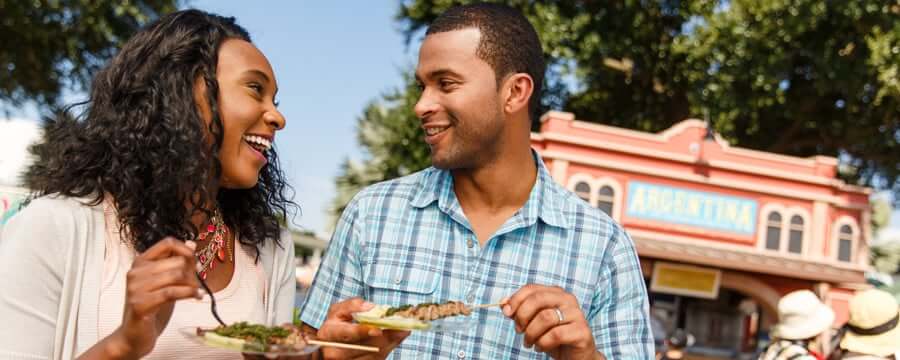 Casal comendo no International Food & Wine Festival no Epcot da Disney Orlando