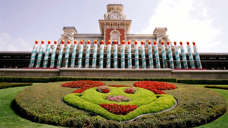 Jardim na entrada do parque Magic Kingdom da Disney Orlando