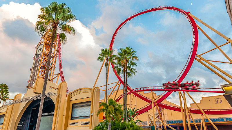 Trilho da montanha-russa Hollywood Rip Ride Rockit no parque Universal Studios em Orlando