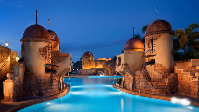 Piscina à noite no hotel Disney's Caribbean Beach Resort em Orlando