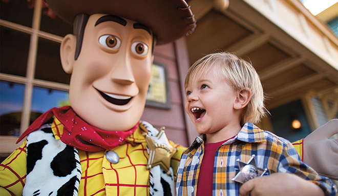 Criança com Woody no Hollywood Studios da Disney Orlando