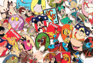 Melhores presentes para comprar na Disney e Orlando: pins (broches) e chaveiros da Disney