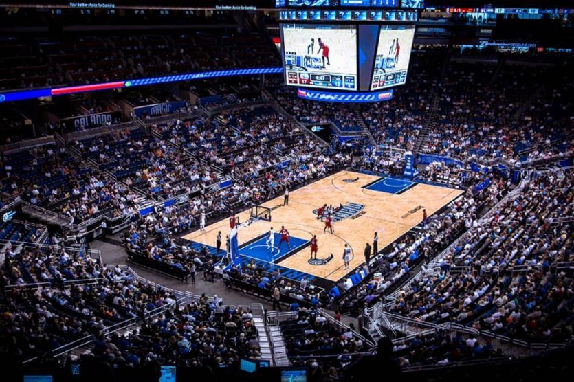 Jogo da NBA na arena Amway Center em Orlando