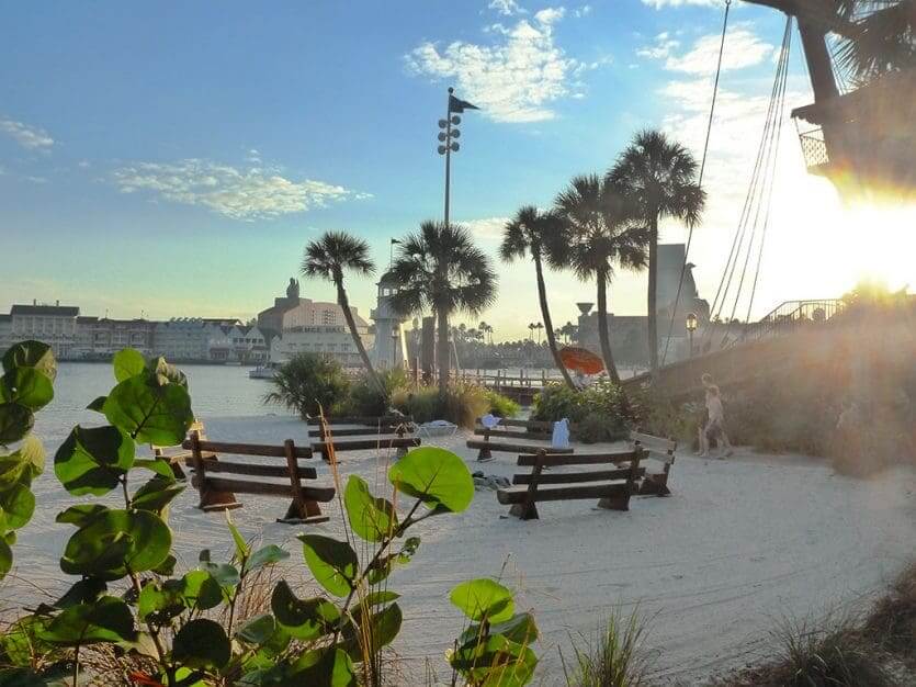 Praia no Crescent Lake no Disney's Beach Club Resort