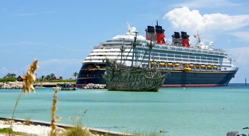 Ilha Castaway Cay da Disney: cruzeiro e navio pirata antigo