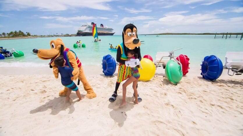 Ilha Castaway Cay da Disney: personagens passeando pela ilha