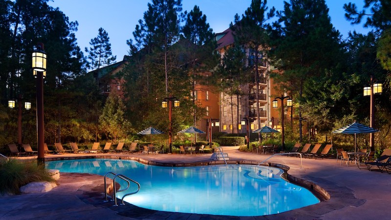 Piscina à noite no Disney's Wilderness Lodge