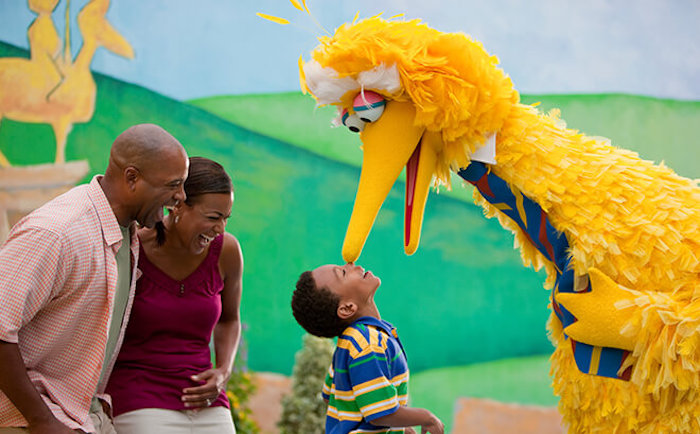 Criança com Garibaldo na área da Vila Sésamo no SeaWorld Orlando