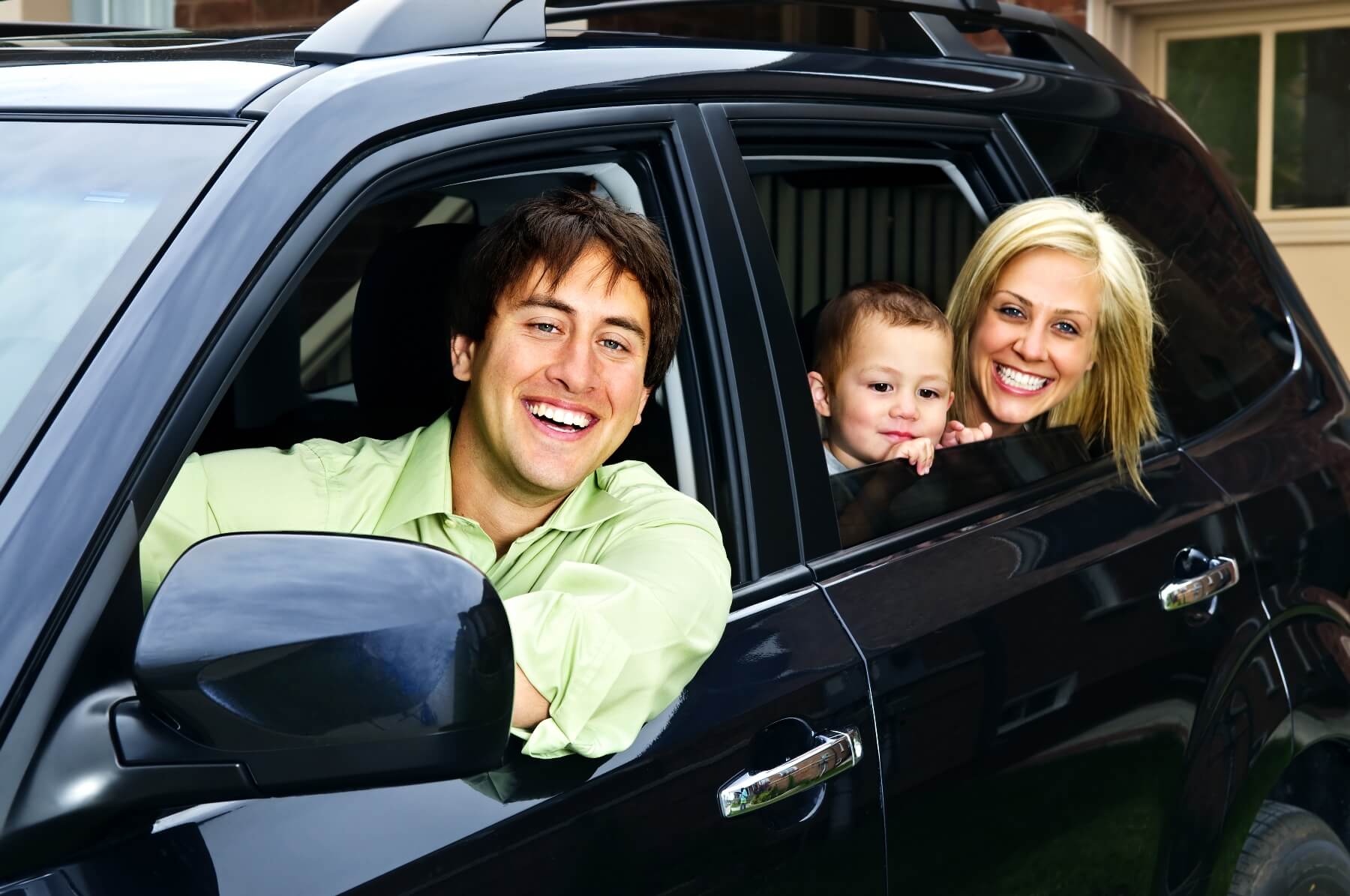 Família no carro em São Petersburgo