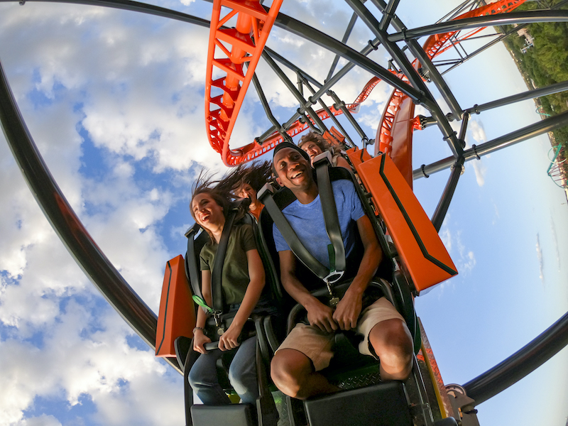 VIsitantes na montanha-russa Tigris do parque Busch Gardens