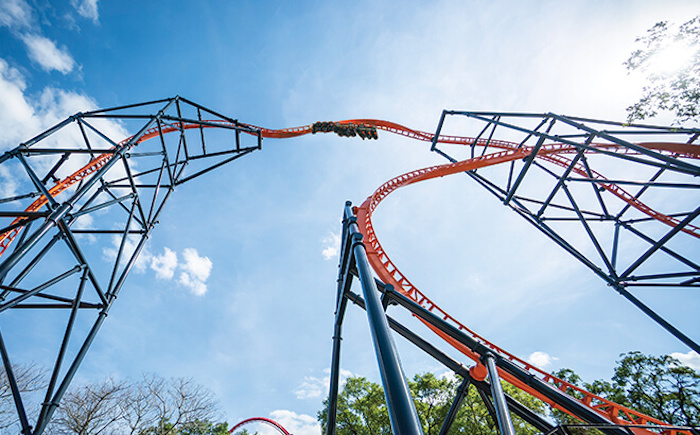 Vista da montanha-russa Tigris do parque Busch Gardens