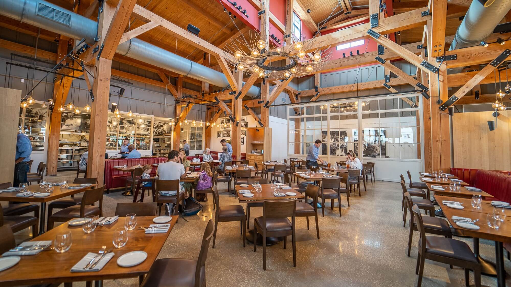 Interior do restaurante Wolfgang Puck Bar & Grill na Disney Springs Orlando