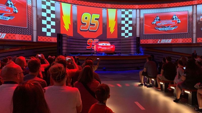 Visitantes na Lightning McQueen’s Racing Academy no Disney's Hollywood Studios