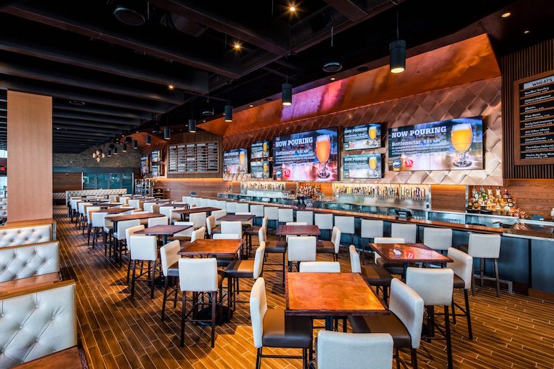 Interior do restaurante City Works Eatery & Pour House em Disney Springs Orlando