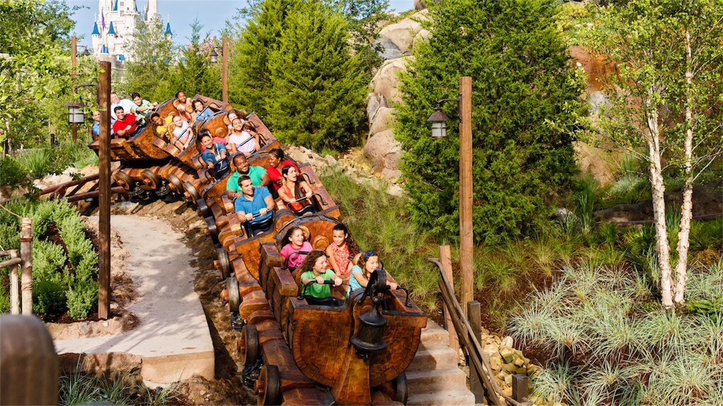 Seven Dwarfs Mine Train no parque Magic Kingdom da Disney Orlando