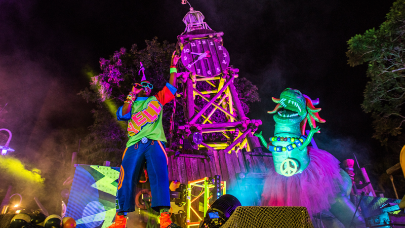 Festa com DJ no H2O Glow Nights no Typhoon Lagoon em Orlando