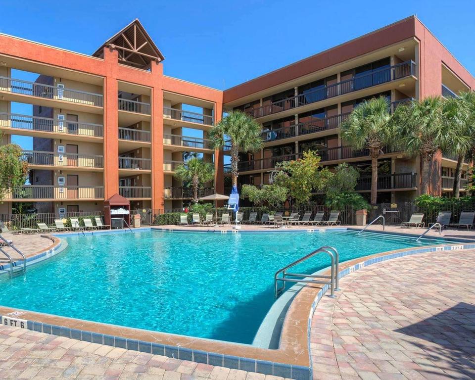 Piscina no hotel Clarion Inn Lake Buena Vista em Orlando