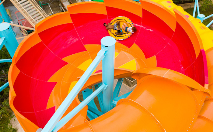 Descendo no Solar Vortex no Adventure Island em Tampa