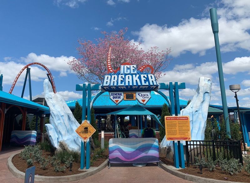 Entrada da montanha-russa Ice Breaker no SeaWorld em Orlando