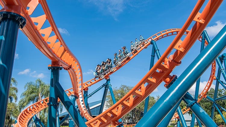 Trilhos na montanha-russa Ice Breaker no SeaWorld em Orlando