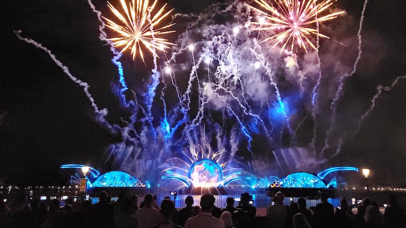 Visitantes no show Harmonious no Epcot da Disney Orlando