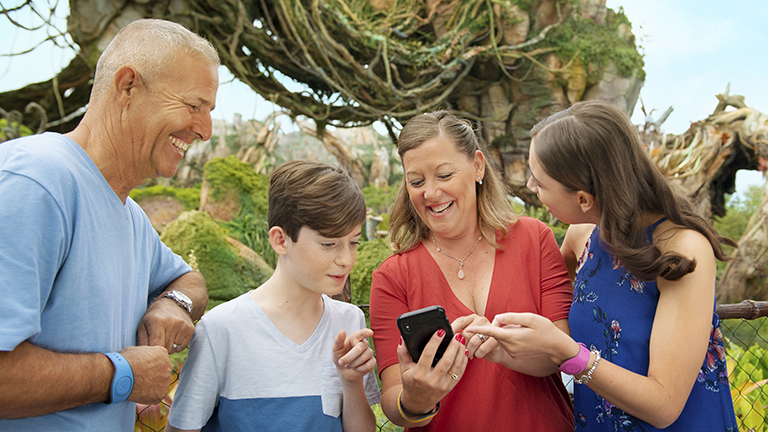 Família usando o celular em Orlando